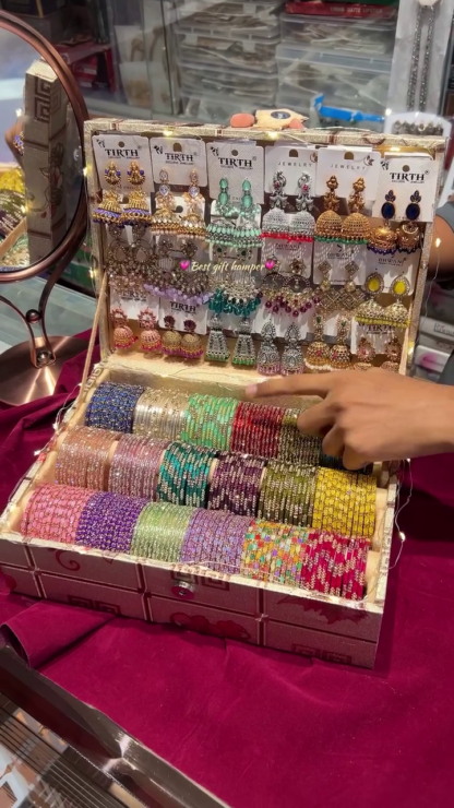 Bangle display organiser detail