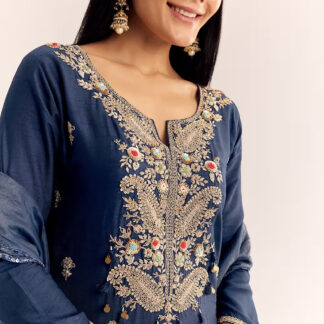 Gujarati-Style Ivory Kurta Set with Mirror-Look Embroidery